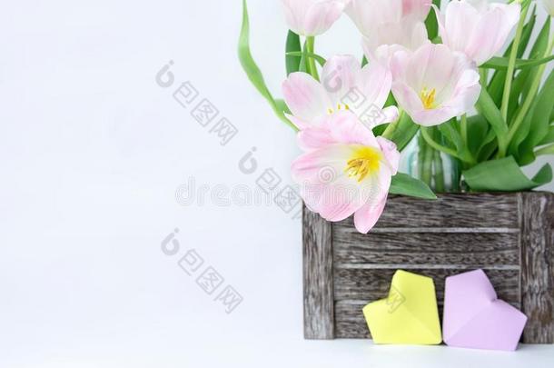 一花束关于粉红色的郁金香采用一木制的盒一nd两个p一perhe一rts关于