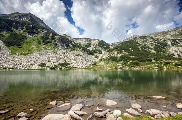 夏风景关于穆拉托夫Hvoyn在o湖在皮林山,日分