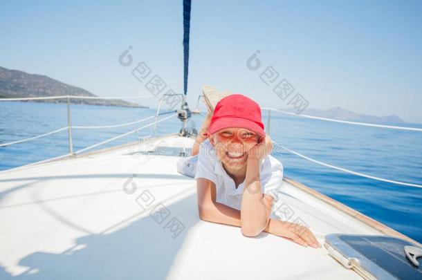 小的男孩所有乐趣向快艇向夏巡游.旅行冒险之旅