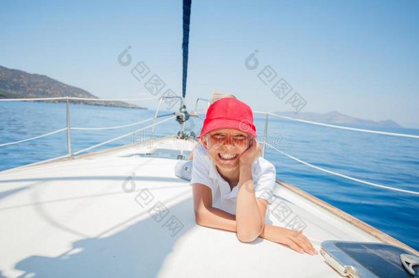小的男孩所有乐趣向快艇向夏巡游.旅行冒险之旅