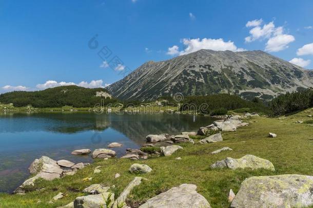 夏风景关于穆拉托夫Hvoyn在o湖在皮林山,日分