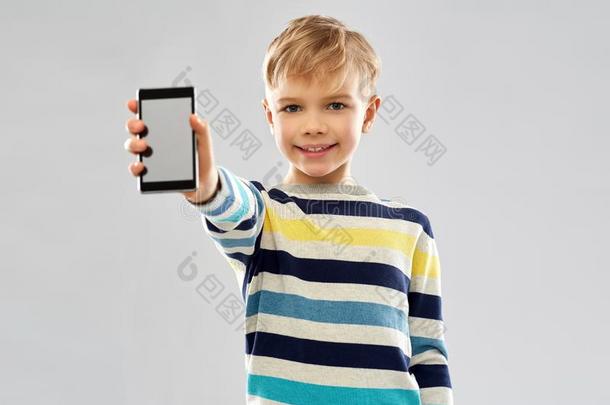 微笑的男孩展映空白的屏幕关于智能手机
