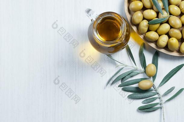 玻璃瓶子关于自家制的橄榄油和橄榄树树枝