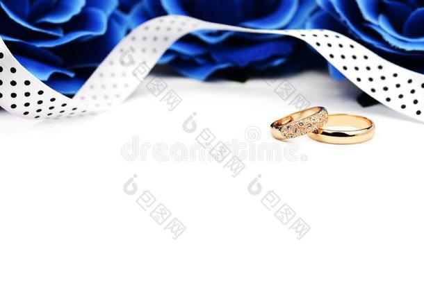 金婚礼订婚戒指和白色的带