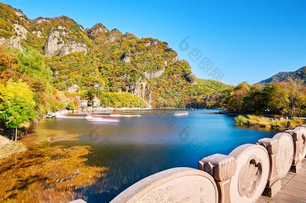 指已提到的人美丽的湖水采用秋风景
