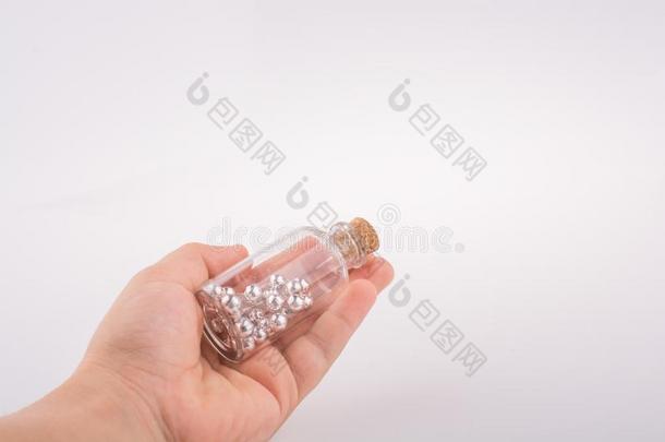 小的玻璃瓶子和小珠子采用手