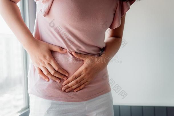 女人是（be的三单形式所有胃疼痛或月经的时期,关-在上面P或tr