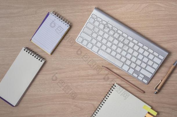 工作区和日记或笔记簿和有纸夹的笔记板,键盘,铅笔