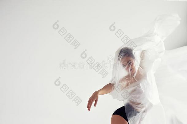 体操家为透明的不光滑的影片.塑料制品身体,通风,韦格