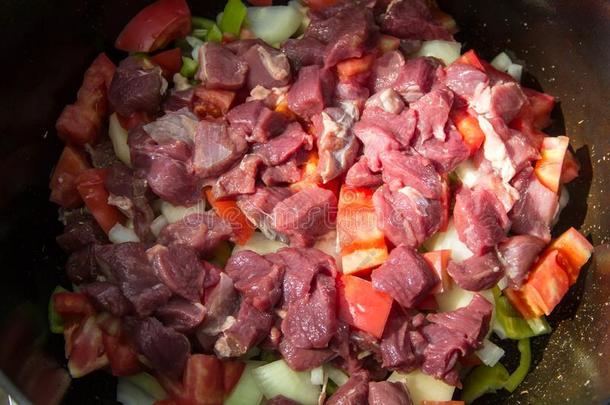 金属股份罐和汤组成部分蔬菜和肉