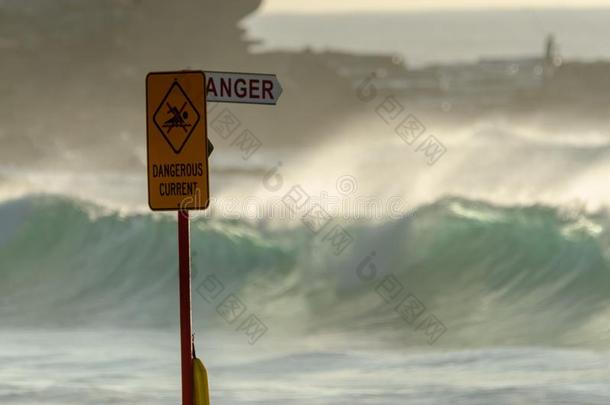 危险无,大的海浪在指已提到的人海滩