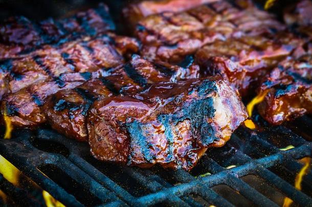 barbecue吃烤烧肉的野餐牛肉肋骨向热的烧烤