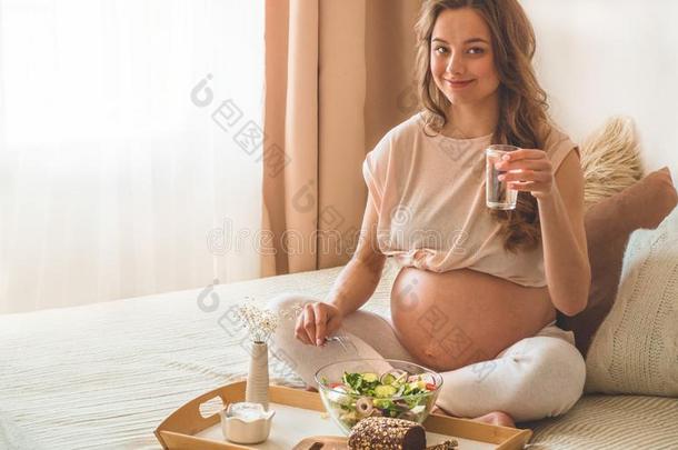 怀孕和健康的有机的营养.怀孕的女人享有