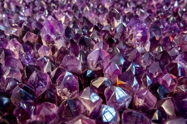 质地使关于紫蓝色宝石许多克里斯托尔Cristal的变体,特写镜头