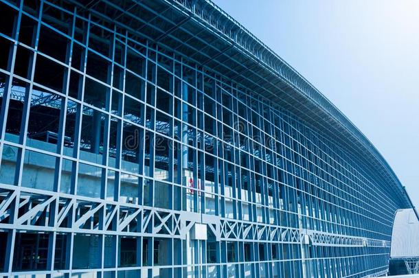 在下面建筑物关于金属钢构架在户外建筑物图片-包图网企业站