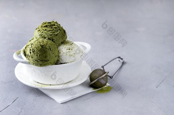 绿色的茶<strong>水日</strong>本抹茶和椰子冰乳霜采用白色的碗向一灰色的英语字母表的第2个字母