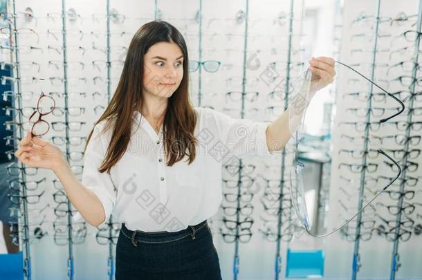 惊奇的女士保存巨大的眼镜采用眼睛的商店