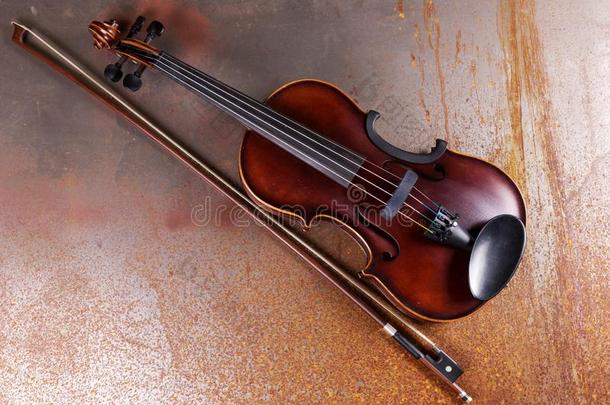 古典的小提琴向生锈的背景.工作室射手关于老的小提琴