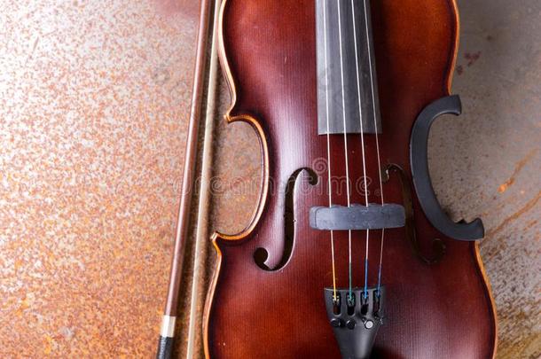 古典的小提琴向生锈的背景.工作室射手关于老的小提琴
