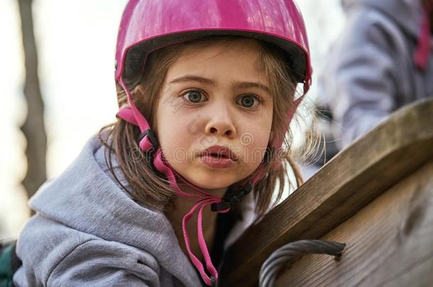 值得崇拜的小的女孩采用头盔在指已提到的人操场
