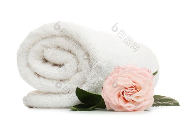 干净的包金箔的毛巾和花向白色的