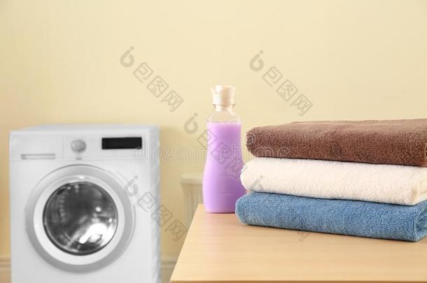 <strong>干净</strong>的毛巾和瓶子关于洗涤剂向表采用洗衣店.<strong>空间</strong>