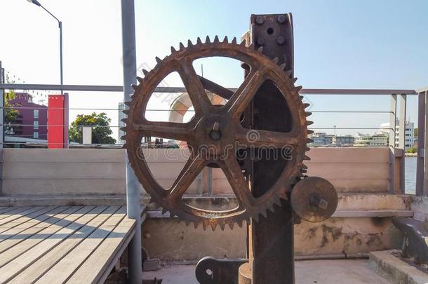 很老的工厂齿轮,古老的工厂机器和齿轮的waterhammereliminator水锤作用<strong>消除</strong>器
