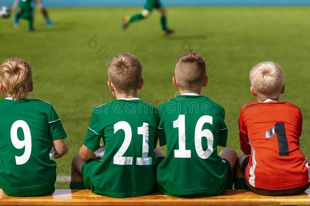 孩子们一次向足球足球木制的长凳.小孩较年幼的FaroeIslands法罗群岛