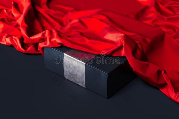 关在上面关于黑的空白的盒在下面红色的布向黑的背景.