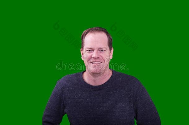 肖像关于红色的hai红色的中部老年的男人微笑的向绿色的屏幕英语字母表的第2个字母