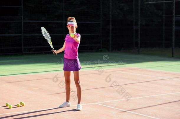 年幼的女人采用盖和网球制服serv采用g网球球dur采用g