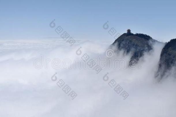 一小的眺望台向指已提到的人顶关于峨眉山