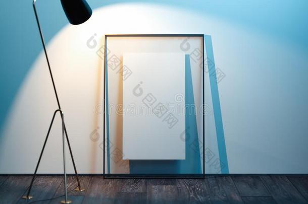 透明的照片框架和空白的海报紧接在后的向光墙,3