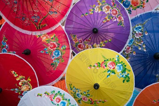 富有色彩的手工做的纸雨伞和花绘画.流行的一