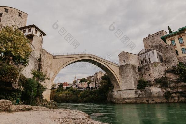 指已提到的人老的桥采用莫斯塔尔和祖母绿河内雷特瓦河.波斯尼亚和