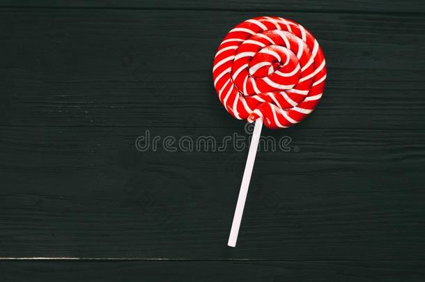 红色的,圆形的有色的棒棒糖向黑的backg圆形的