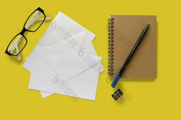 信信封,眼睛眼镜,笔记书,笔和一包扎物夹子
