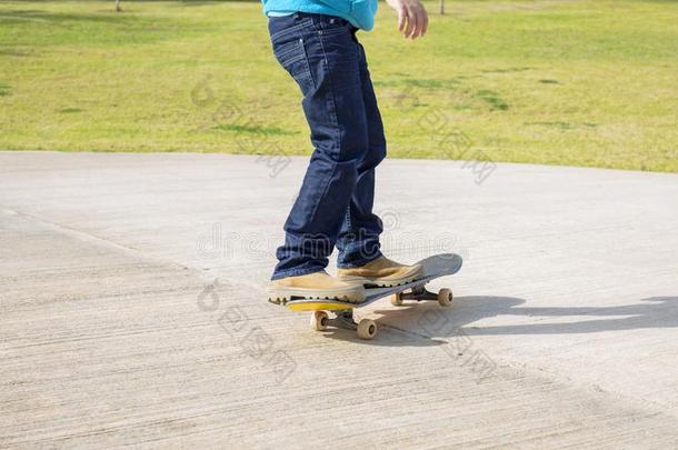 年幼的<strong>滑板</strong>运动员木头支架骑马<strong>滑板</strong>在sk在epark.
