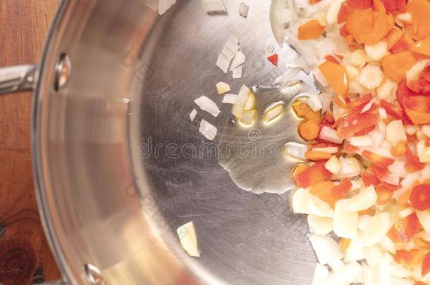 将切成小方块和剁碎的胡萝卜,洋葱,大蒜和油为一s一utee