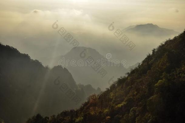 日出越过指已提到的人<strong>峨眉</strong>山