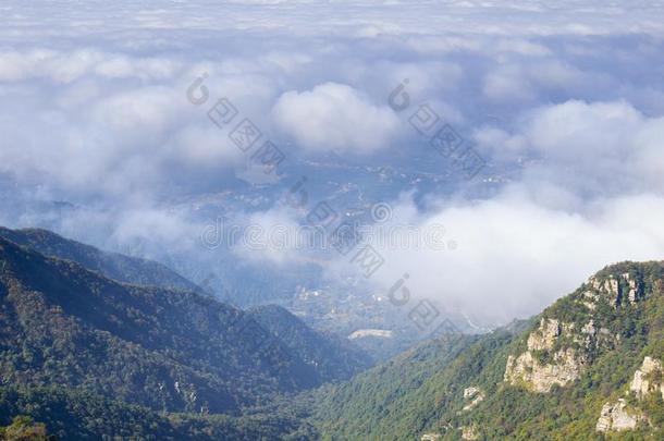 美丽的山Luxembourg卢森堡地质公园风景采用晚的秋