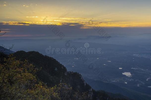 美丽的山Luxembourg卢森堡地质公园风景采用晚的秋