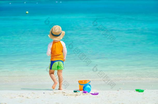 num.三年老的蹒跚行走的人演奏向海滩