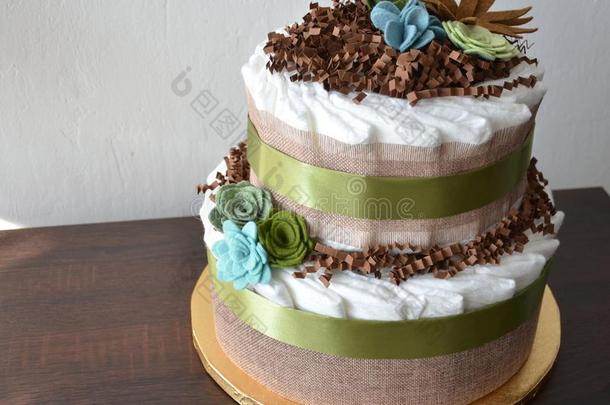 尿布蛋糕使从尿布,带和花好像装饰