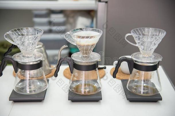 咖啡豆滴下放置小玩意为咖啡馆准备咖啡的员工调制阿拉伯咖啡咖啡豆从SaoTomePrincipe圣多美和普林西比