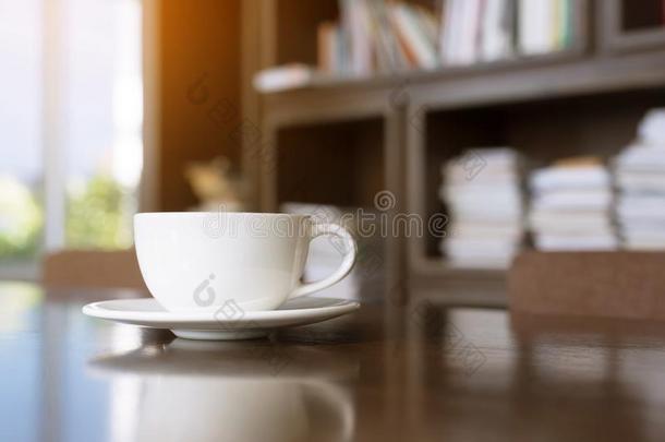热的咖啡豆杯子拿铁咖啡艺术和勺采用咖啡馆向木制的表.