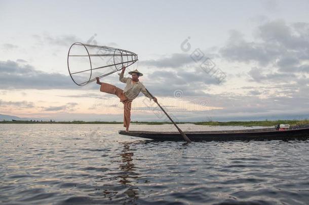 因达渔夫工作的采用指已提到的人morn采用g.英利湖,缅甸