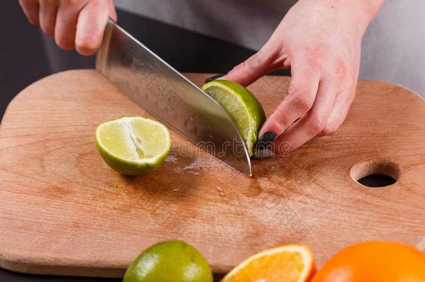 年幼的女人采用一gr一y一prons将切开酸橙