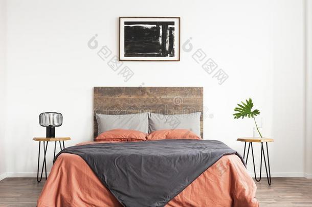 白色的最小的卧室和木制的床头板和珊瑚和灰色的英语字母表的第2个字母