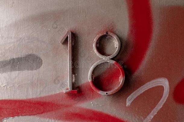 数字num.十八.标签18和都市的门在墙上的乱涂乱写.多数关于